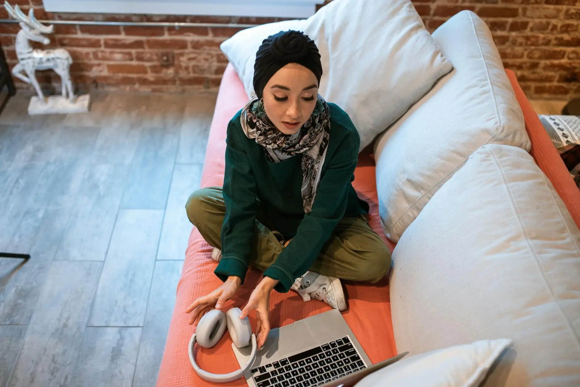 Remote Job vs Freelance: Who Earns More in 2025? [New Data]